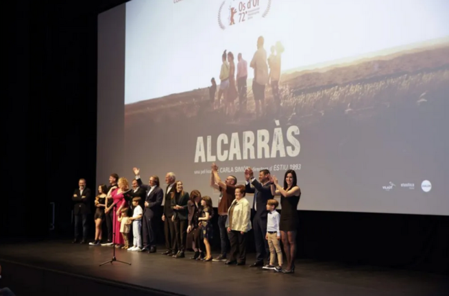 El elenco de "Alcarràs" de obra de Carla Simón premiada con el Oso de Oro de la última Berlinale en el preestreno mundial en Lleida. EFE/Ramón Gabriel