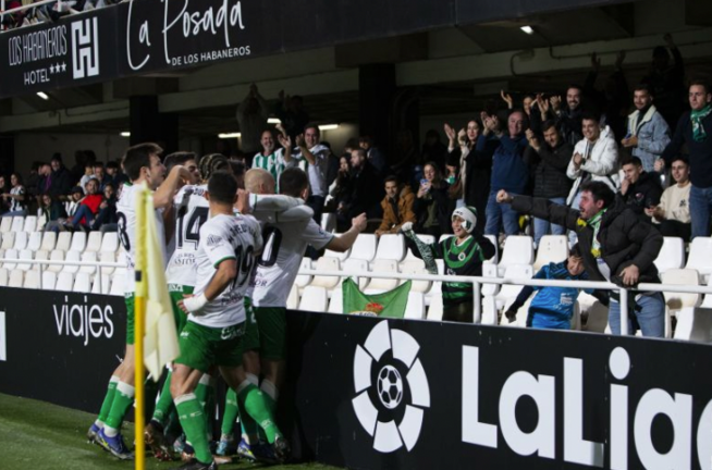 Los jugadores del Racing celebran un gol en el estadio del Cartagena. / LALIGA