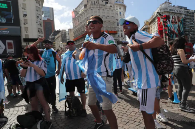 Hinchas argentinos animan hoy, en los alrededores del Obelisco, antes de la final del Mundial de Fútbol Qatar 2022 entre Argentina y Francia, en Buenos Aires (Argentina). EFE/ Raúl Martínez
