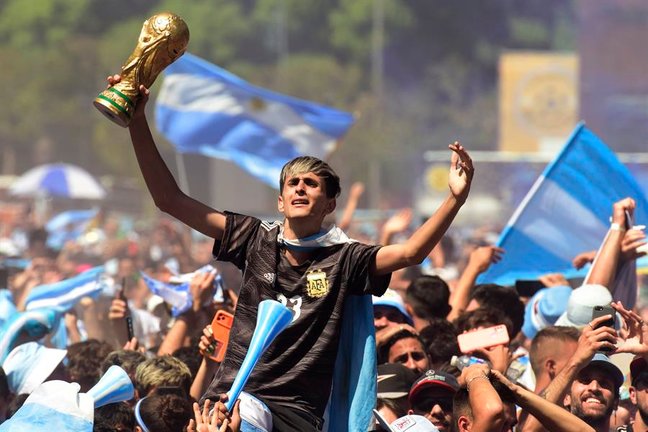 Aficionados celebran luego de que Argentina se alzara con el título de la Copa Mundial de la FIFA Qatar 2022, hoy, en Buenos Aires (Argentina). Argentina ganó este domingo, en el estadio de Lusail, su tercera estrella como campeona del mundo tras imponerse a Francia en la tanda de penaltis (4-2) de la final de Qatar 2022, que finalizó con empate a tres goles. EFE/ Matías Martín Campaya