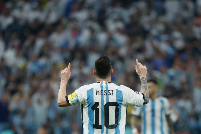Lionel Messi de Argentina celebra un gol hoy, en un partido de semifinales del Mundial de Fútbol Qatar 2022 entre Argentina y Croacia en el estadio de Lusail (Catar). EFE/ Juanjo Martin