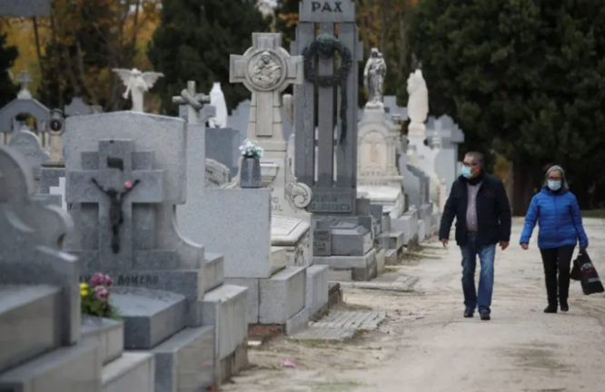 Imagen de archivo de dos personas en el cementerio de la Almudena en Madrid. David Fernández