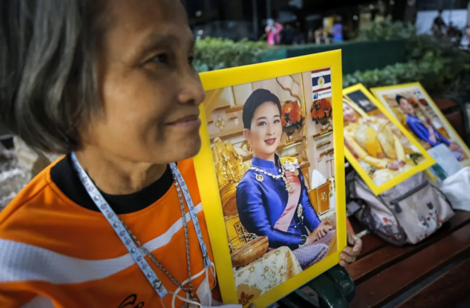 Una mujer portada un retrato de la princesa en Bangkok. EFE/EPA/Diego Azubel