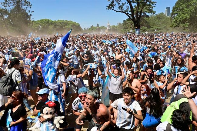 Aficionados celebran luego de que Argentina se alzara con el título de la Copa Mundial de la FIFA Qatar 2022, en Buenos Aires (Argentina). EFE/ Matías Martín Campaya