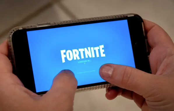 Imagen de archivo una persona juega Fortnite en un iPhone en Miami, Florida. EFE/CRISTOBAL HERRERA-ULASHKEVICH