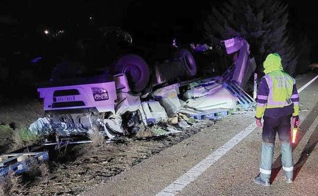 El camión volcado en una cuneta en la A6 en Villalobos (Zamora). / ICAL