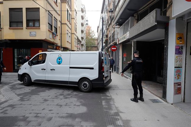 Un hombre de 83 años se ha entregado este martes, a una patrulla de la Policía Nacional en el Paseo de la Independencia de Zaragoza, a quienes ha confesado que había asesinado a su mujer, de 80 años. EFE / Javier Cebolleda