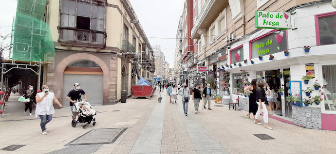 Varias personas pasean por las calles comerciales del centro de Torrelavega. / ALERTA