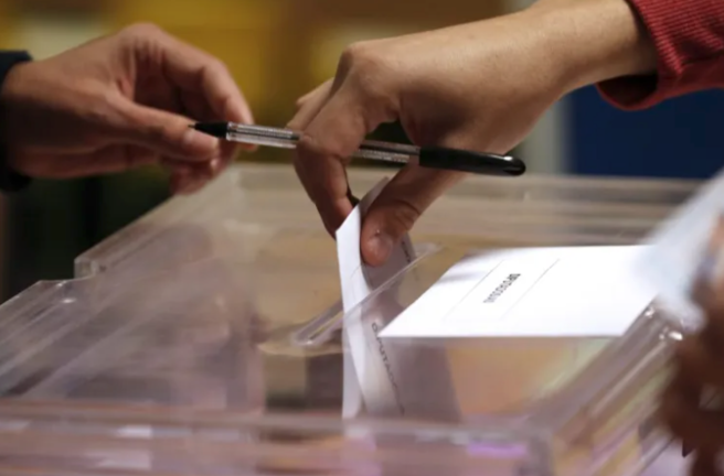 Una urna en unas elecciones electorales, en una imagen de archivo. EFE/Javier Lizón