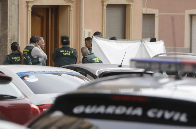 La Policía Judicial trabaja en el domicilio de Guardamar del Segura (Alicante) donde ha tenido lugar la muerte violenta de una mujer. EFE / Morell