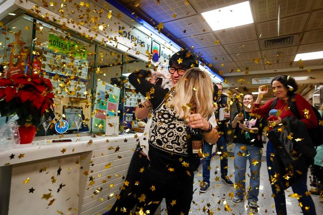 La lotera de la administración número 15 de Castelló, celebra la venta de 10 décimos del número 5.490, "El gordo" de la lotería de Navidad de 2022, por lo que ha repartido 4 millones de euros. EFE/Domenech Castelló