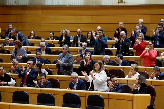 Varios senadores socialistas aplauden durante el pleno de la Cámara Alta este jueves en Madrid, por aprobar la eliminación de la sedición y la rebaja a corruptos.