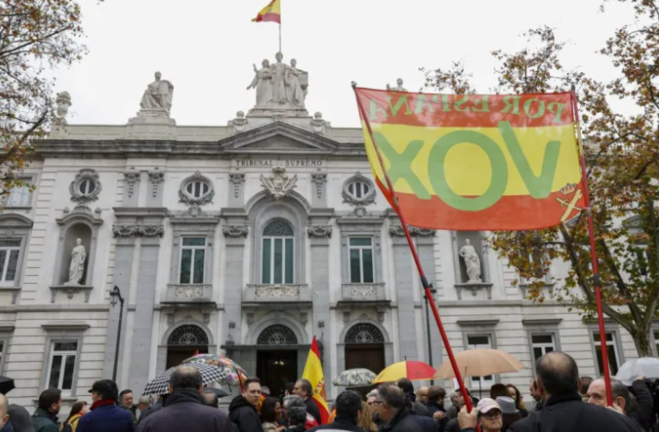 Simpatizantes de Vox, a las puertas del Tribunal Supremo, hoy en Madrid. EFE/Chema Moya