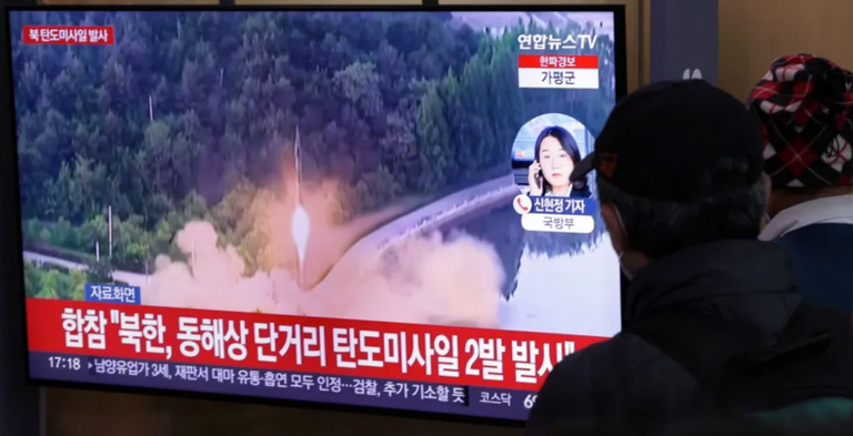 Surcoreanos ven en televisión uno de los misiles lanzados por Corea del Norte. EFE/EPA/YONHAP