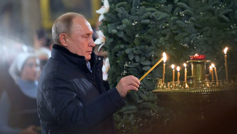 Vladimir Putin, durante un servicio religioso en Navidad. EFE/EPA/Alexei Druzhinn /Sputnik / Kremlin Pool