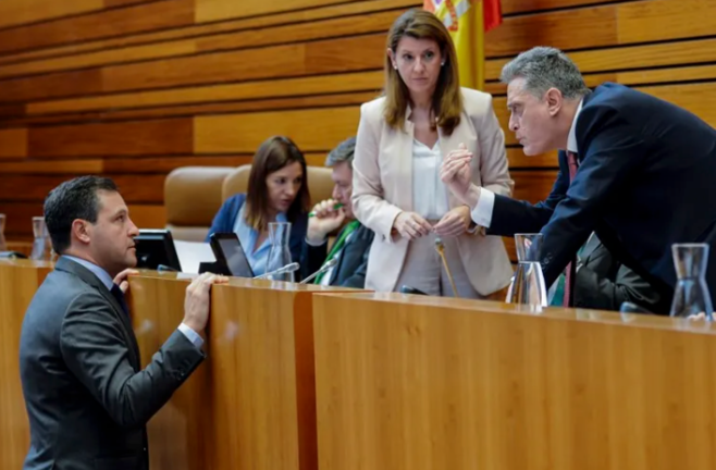 El portavoz del PP, Raúl de la Hoz (i), conversa con el letrado mayor, Edmundo Matía (d), durante la suspensión del pleno provocada por el error en la votación por parte del PP de la Ley de Medidas de Acompañamiento a los presupuestos, este viernes en las Cortes de Castilla y León, en Valladolid. EFE/ Nacho Gallego