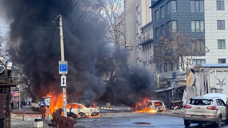 Imagen compartida por el presidente ucraniano, Volidimir Zelenski, del bombardeo ruso en el centro de la ciudad de Jersón en plena Nochebuena.@ZelenskyyUa / TWITTER
