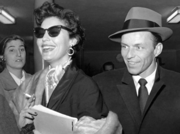 La actriz estadounidense, Ava Gardner y su marido el cantante y actor, Frank Sinatra, en el bar y Museo de Bebidas de Perico Chicote, durante su visita a la capital de España en 1952. EFE