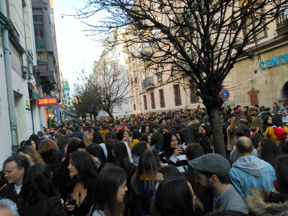 La calle Peña Herbosa de Santander, repleta de gente por la Navidad.