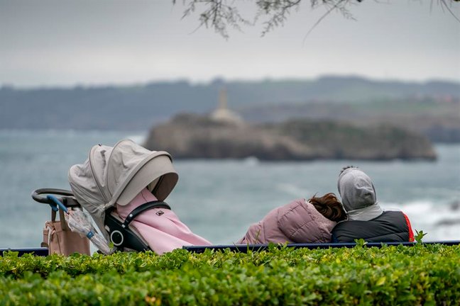 Un par de personas descansan sentadas en un banco con vistas al mar en la ciudad de Santander, este viernes. EFE/ROMÁN G.AGUILERA