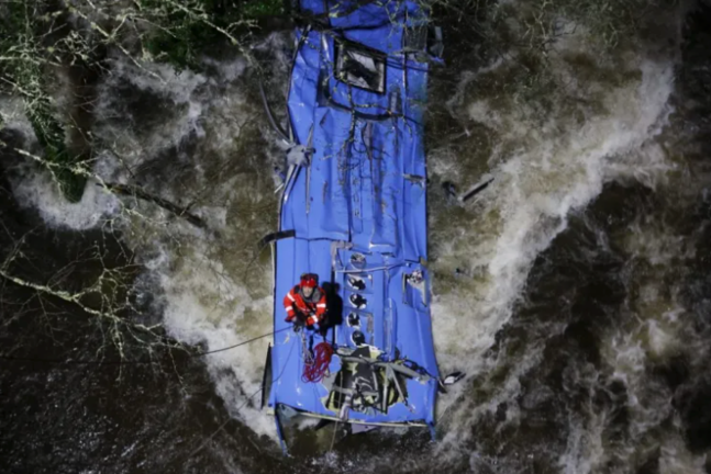 Los bomberos trabajan en el rescate de víctimas del autobús que se precipitó al río Lérez, tras caer de un puente, en Cerdedo-Cotobade (Pontevedra). EFE/Lavandeira jr