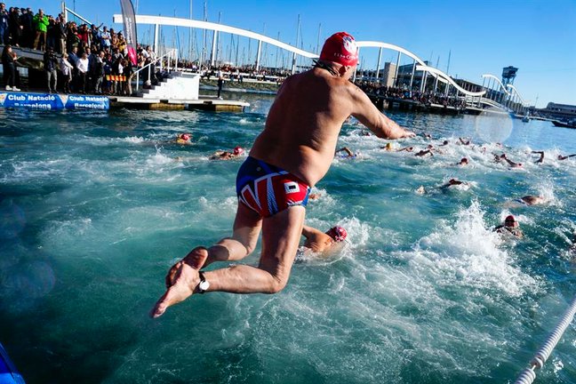 Varias personas participan en la 113 edición de la Copa Nadal, tradicional y popular prueba de natación que se disputa en las aguas del Port de Barcelona cada día 25 de Diciembre. EFE / Enric Fontcuberta