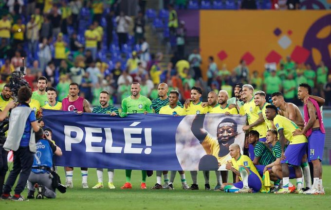 Jugadores de Brasil sostienen una pancarta de apoyo al astro brasileño Pelé durante el Mundial de Qatar. EFE / Esteban Biba