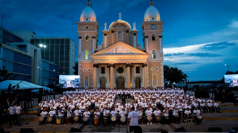 Cientos de músicos participan en un recital folclórico para romper el récord Guinness en Maracaibo (Venezuela). EFE/ Henry Chirinos