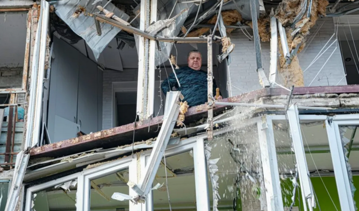 Un hombre camina entre los escombros de un apartamento destruido tras un bombardeo en la ciudad ucraniana de Jerson. EFE/Maria Senovilla