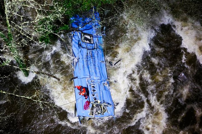 Los bomberos trabajan en el rescate de víctimas en el autobús que se precipitó al río Lérez, tras caer de un puente, esta noche en Cerdedo-Cotobade (Pontevedra). EFE/Lavandeira jr