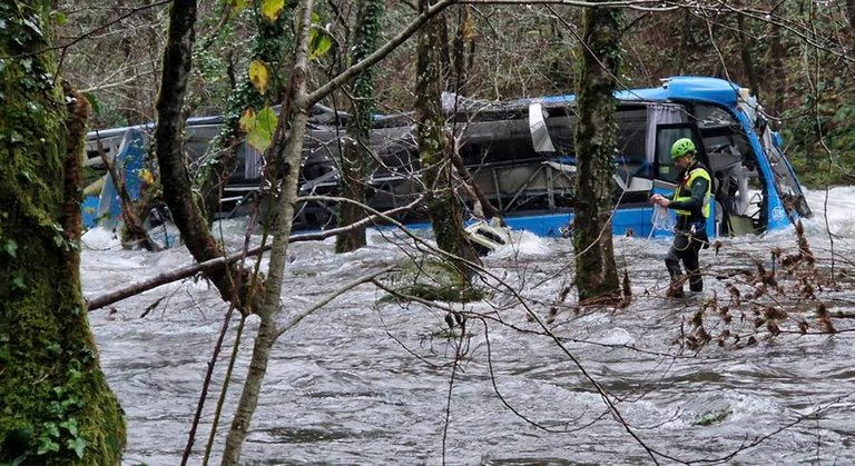 El cuerpo de la novena pasajera del autobús que en Nochebuena cayó al río Lérez ha sido localizado este lunes. EFE/Lavandeira jr.
