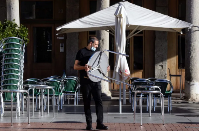 Un camarero en una terraza en Valladolid, en una imagen de archivo. EFE/Nacho Gallego