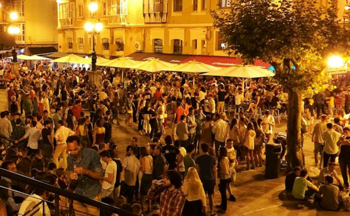 Cientos de personas en la celebración de Nochevieja en el 2021 en Santander.