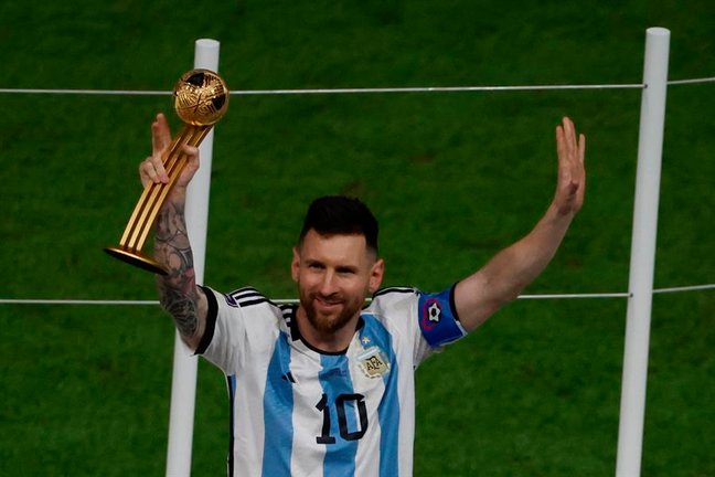 Lionel Messi de Argentina celebra, tras ganar la final del Mundial. EFE/ Alberto Estevez