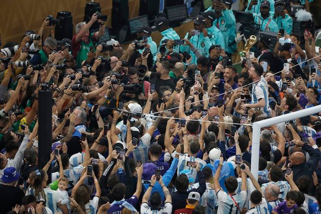 Lionel Messi (d) de Argentina celebra con el trofeo, tras ganar la final del Mundial de Fútbol Qatar 2022 entre Argentina y Francia. EFE / Alberto Estevez