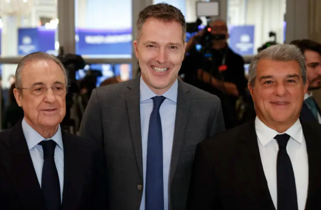 Bernd Reichart, CEO de A22 Sports Management, sociedad promotora de la Superliga, junto a los presidentes del Real Madrid, Florentino Pérez, y del Barcelona, Joan Laporta, en una foto de archivo.EFE / Mariscal