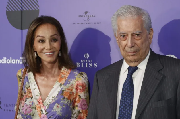 El escritor peruano y Premio Nobel de Literatura, Mario Vargas Llosa, y su hasta ahora pareja, la socialité hispano-filipina Isabel Preysler. EFE/ Mariscal