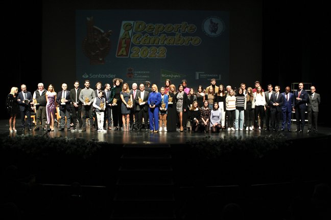 Foto de familia de los premiados en la Gala del Deporte Cántabro. / J. Ramón