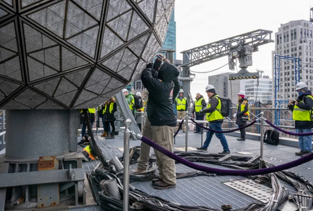Trabajadores instalan la gran bola de cristal que cada año marca el inicio del nuevo año, en la emblemática plaza de Times Square, en la ciudad de Nueva York. EFE/Ángel Colmenares