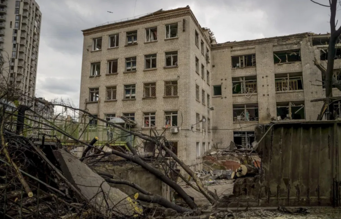 Foto de archivo de unos edificios alcanzados por misiles rusos en Kiev (Ucrania). EFE/Miguel Gutiérrez