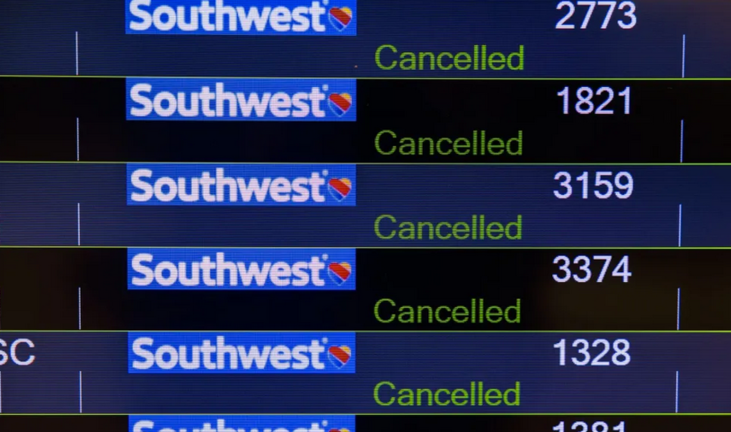 Vista de un tablero que muestra vuelos cancelados en el Aeropuerto Internacional de Baltimore-Washington (BWI), este 28 de diciembre de 2022. EFE/Jim Lo Scalzo
