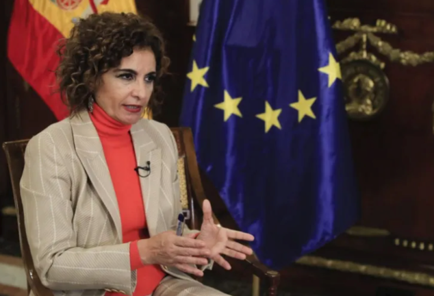 La ministra de Hacienda y vicesecretaria general del PSOE, María Jesús Montero, durante la entrevista con EFE. / Fernando Alvarado