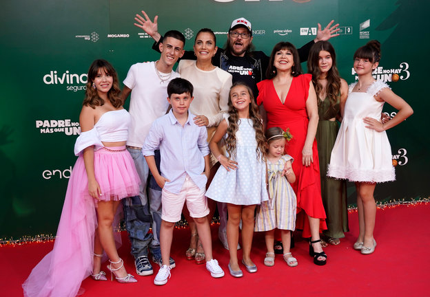 El elenco de la película 'Padre no hay más que uno 3' posan para los medios en estreno, una comedia familiar dirigida por Santiago Segura, que se celebra en los cines Callao, a 12 de julio de 2022, en Madrid. EP