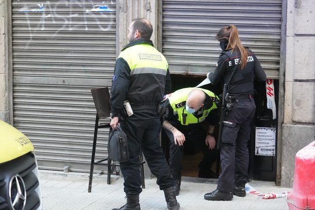 Dos agentes de la Policía Municipal y una de la Ertzaintza salen de la taberna Hiargi, donde ha tenido lugar el suceso. H. Bilbao