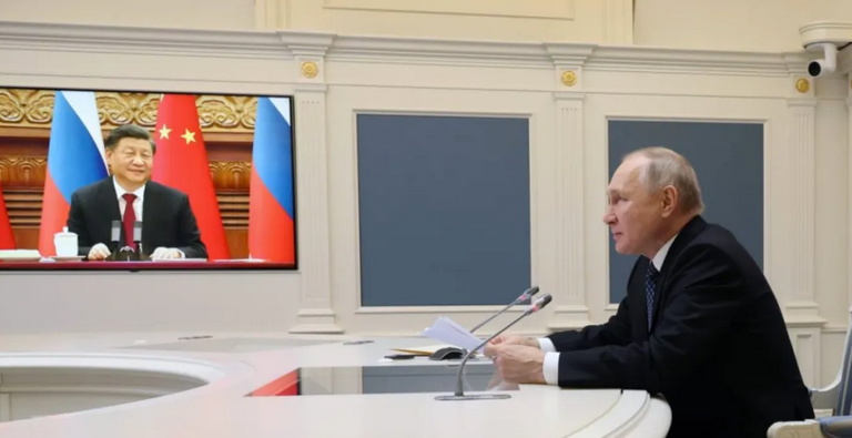 El presidente ruso, Vladimir Putin (d), en una reunión con el presidente chino, Xi Jinping (en pantalla) por videoconferencia en el Kremlin este 30 de diciembre. EFE/EPA/Mikhael Klimentyev/Sputinik/Kremlin Pool
