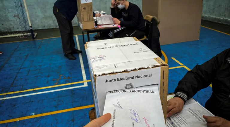 Una persona vota durante unas elecciones en Buenos Aires (Argentina), en una fotografía de archivo. EFE/Juan Ignacio Roncoroni