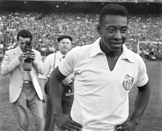 El futbolista brasileño del equipo del Santos, Edson Arantes do Nascimento "Pelé", en 1959. EFE/Jaime Iglesias