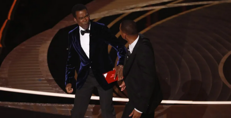 El actor Will Smith (d) abofetea al presentador de la gala Chris Rock en los Oscars. EFE/ Etienne Laurent