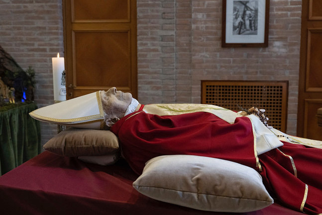 Imagen facilitada del papa emérito Benedicto XVI en su capilla ardiente en el Vaticano. EFE/