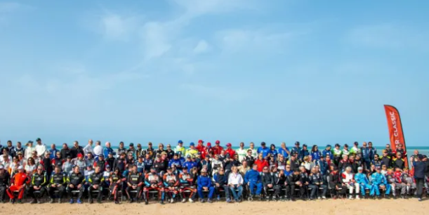 Foto de grupo de los competidores del Dakar Classic Rally 2023 en Sea Camp, Arabia Saudí. EFE / Leon Jansen